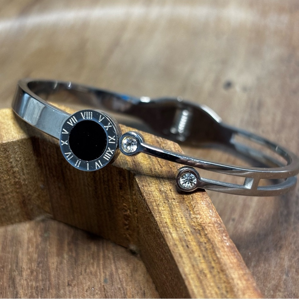 Stainless steel minimalist hinge bracelet